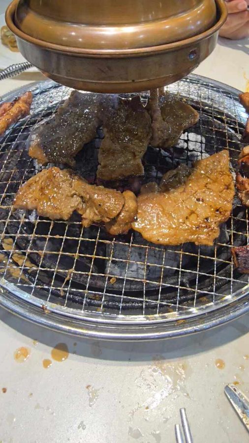 불판 위에서 익어가는 돼지갈비