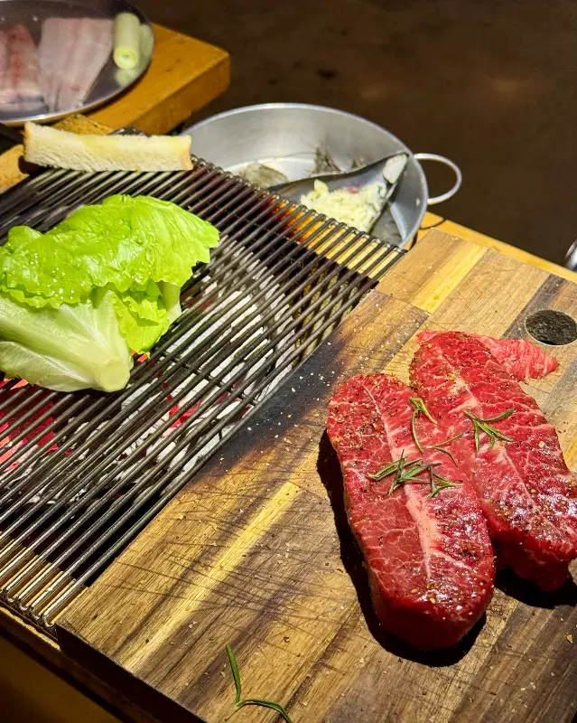 숯불에 구워지는 부채살 스테이크