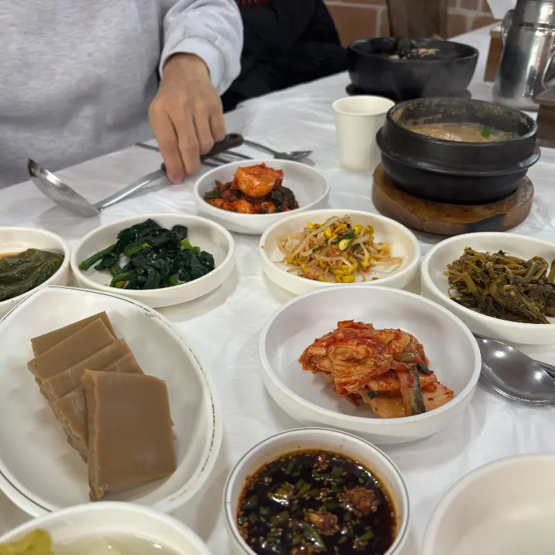 푸짐하게 차려진 한상차림