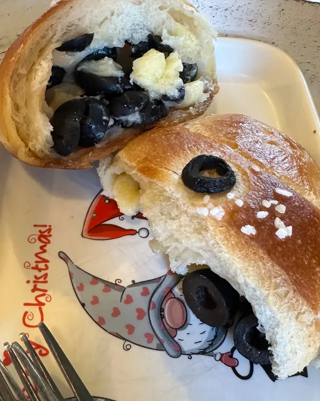 올리브와 치즈가 듬뿍 들어간 소금빵