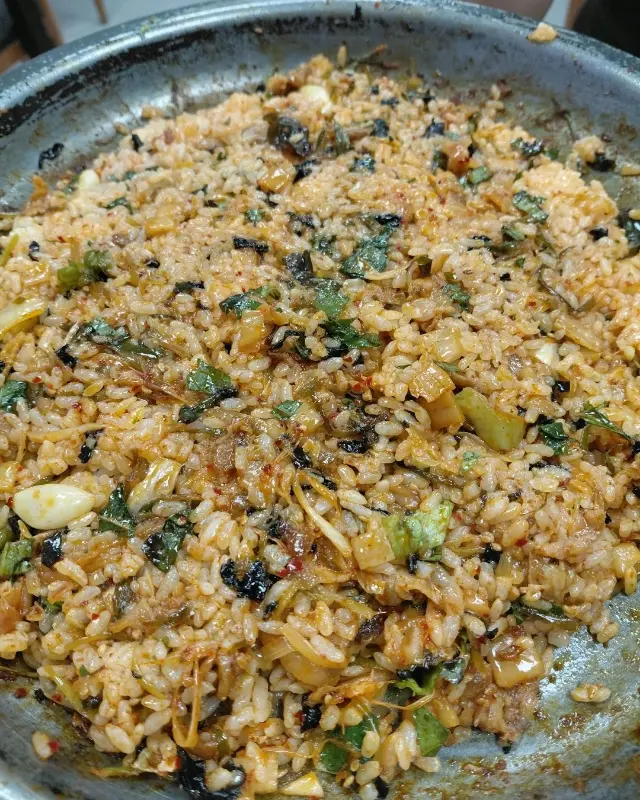 불판에 가득 볶아진 볶음밥