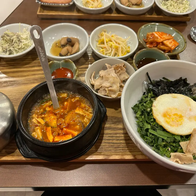 다양한 밑반찬과 쌈 채소