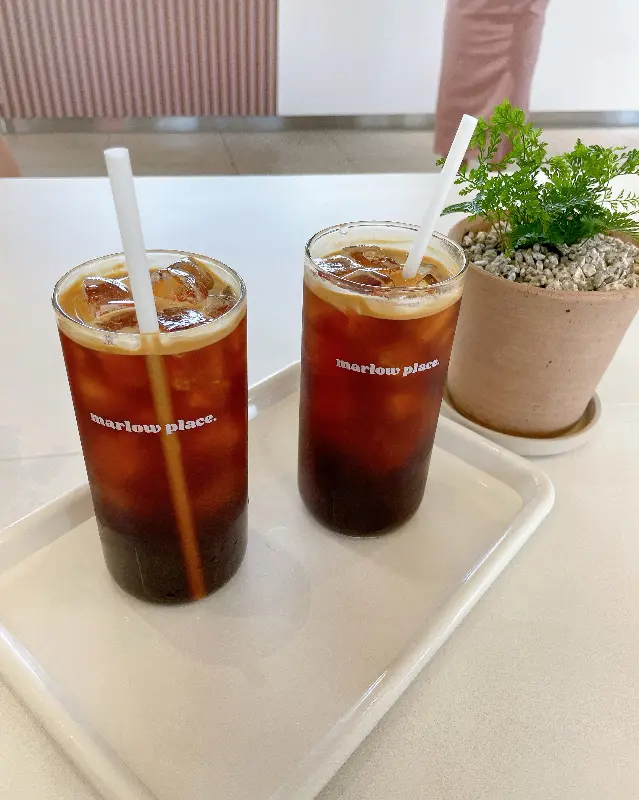 테이블 위에 놓인 두 잔의 아이스 아메리카노