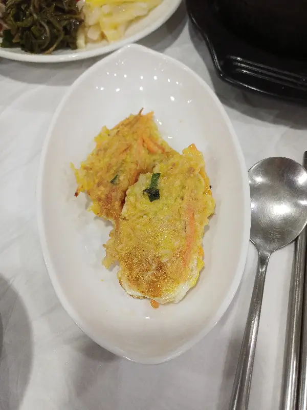 노릇하게 구워진 감자전