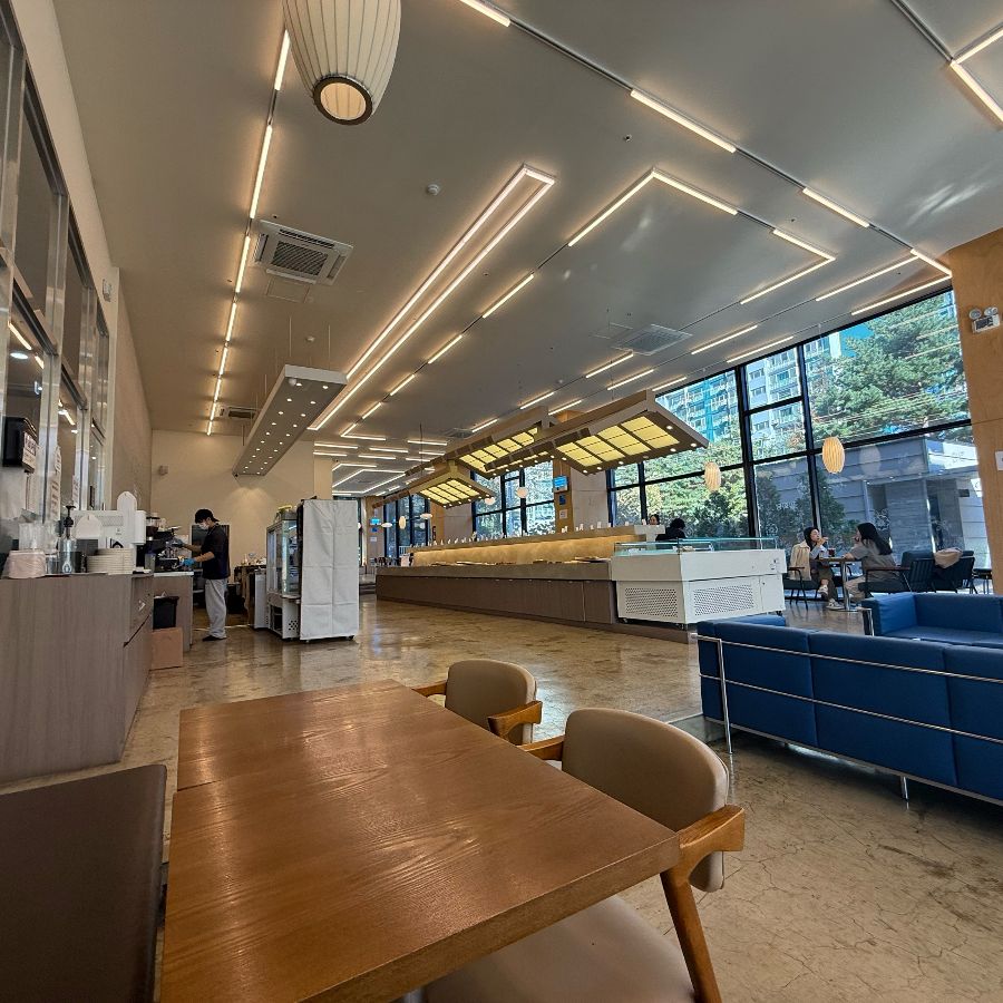 넓고 쾌적한 매장 내부