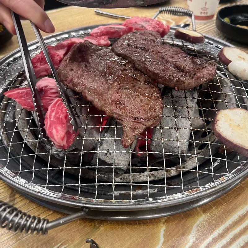 숯불 위에서 익어가는 두툼한 소고기