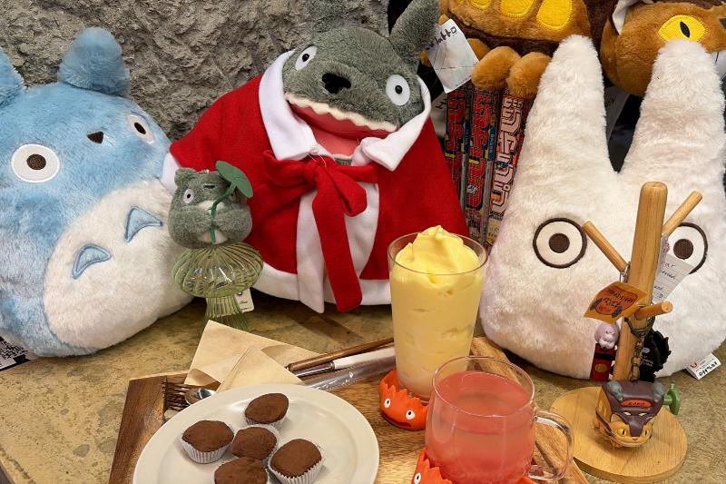 앙증맞은 캘시퍼 받침대와 토토로 인형