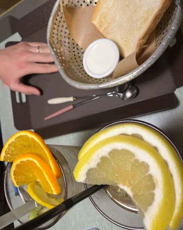 음료 위에 올려진 상큼한 과일 조각들