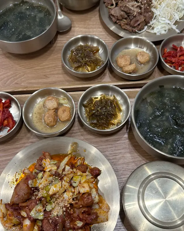 푸짐한 한 상, 직화 돼지불고기와 찌개, 각종 반찬이 조화롭게 어우러진다.