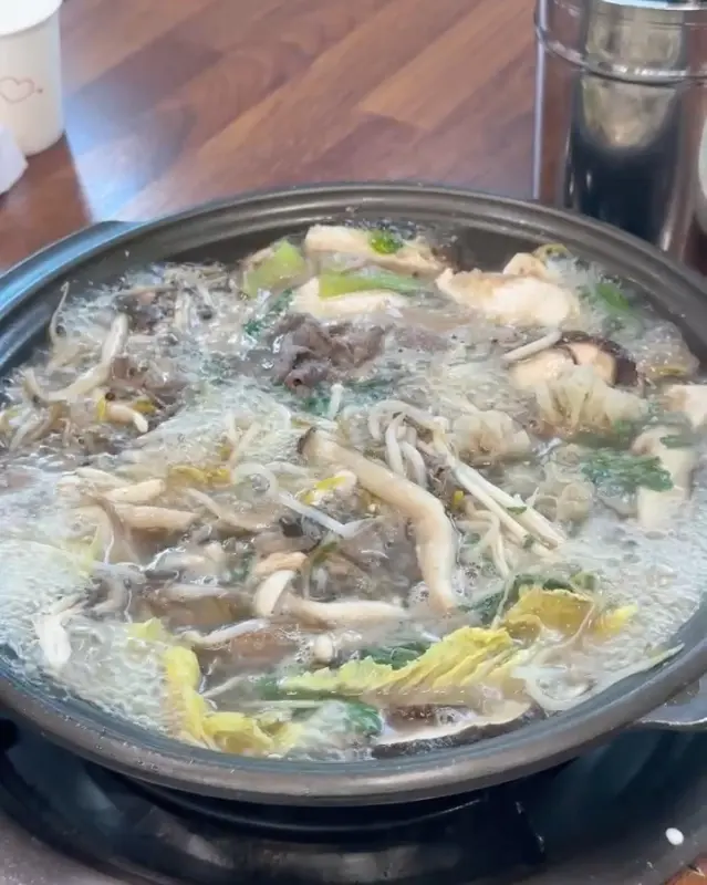 보글보글 끓고 있는 버섯불고기전골