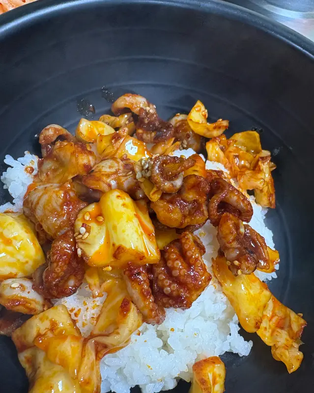 맛있게 볶아진 쭈꾸미볶음