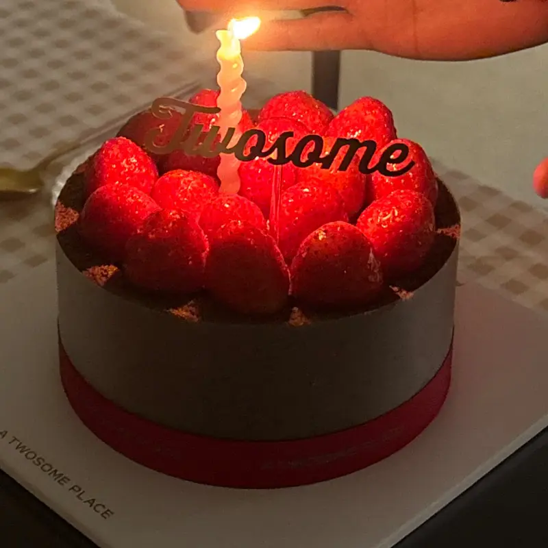 초가 켜진 케이크