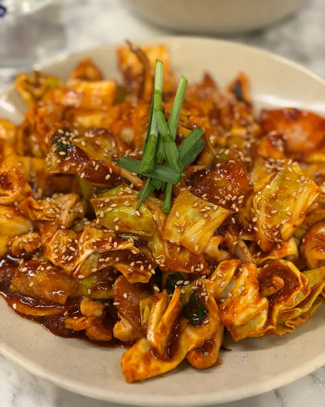 윤기가 좔좔 흐르는 낙지볶음