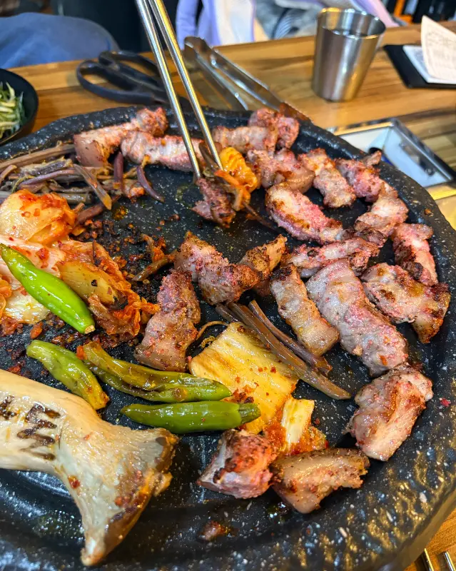 푸짐하게 차려진 칠사돈의 밑반찬