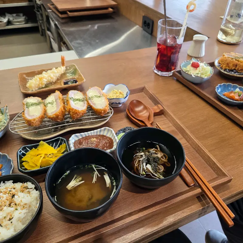 다양한 메뉴를 즐길 수 있는 오오무 내부 전경