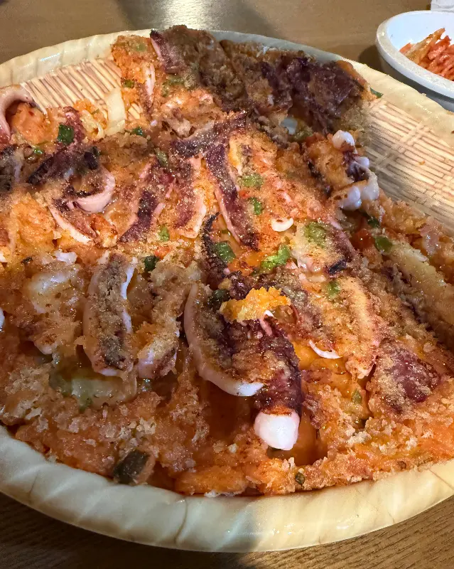 오징어가 푸짐하게 들어간 김치전