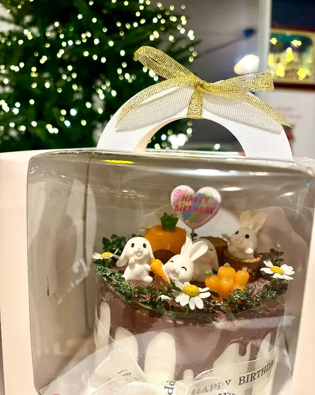 귀여운 토끼 피규어가 올라간 케이크