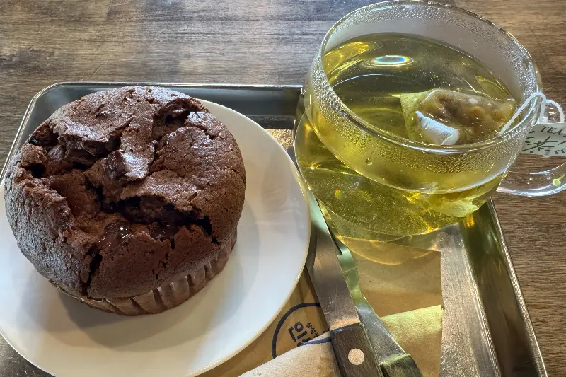 초코 머핀과 따뜻한 차