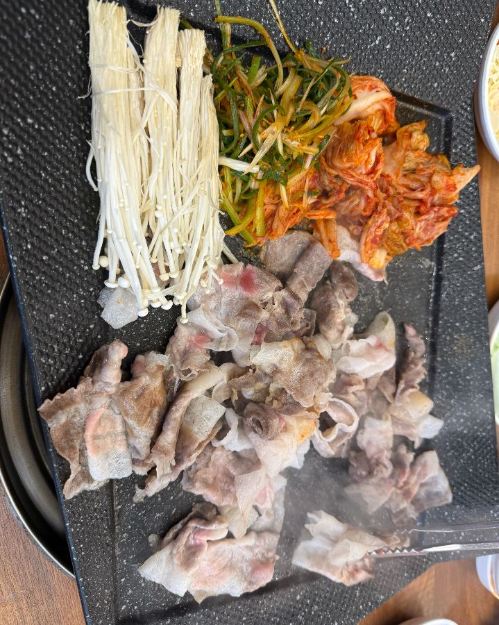 고기와 함께 구워먹으면 맛있는 김치, 버섯, 양파