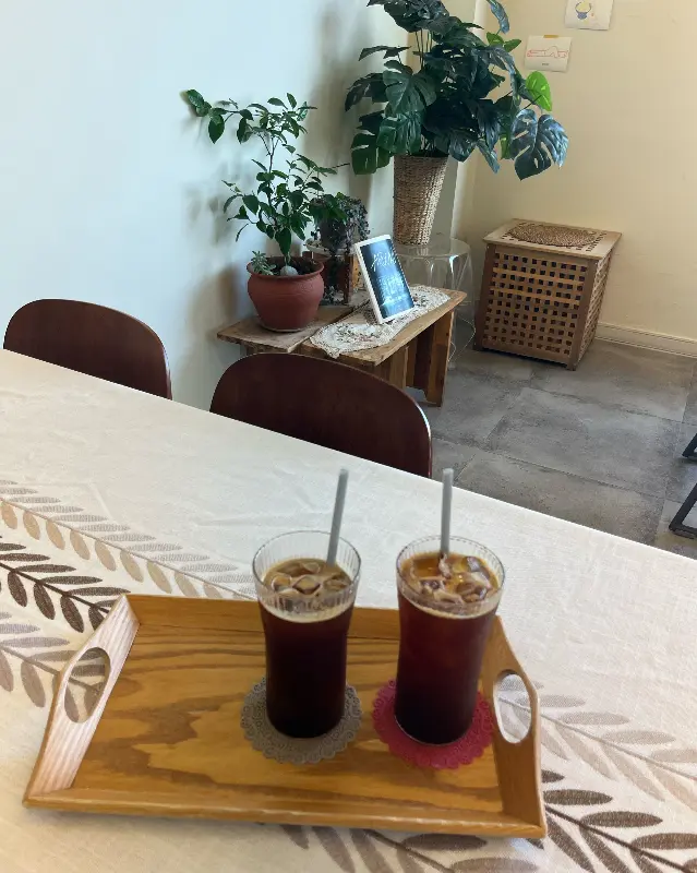 깔끔하게 트레이에 담겨 나온 커피