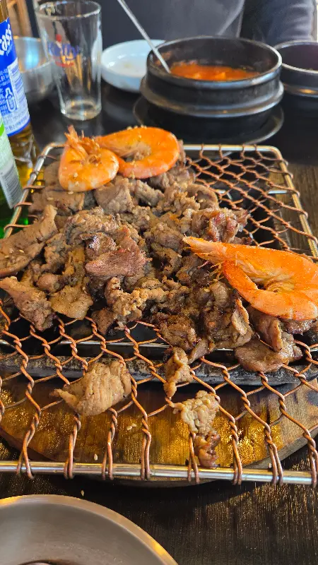 숯불 향이 가득한 돼지불고기와 새우