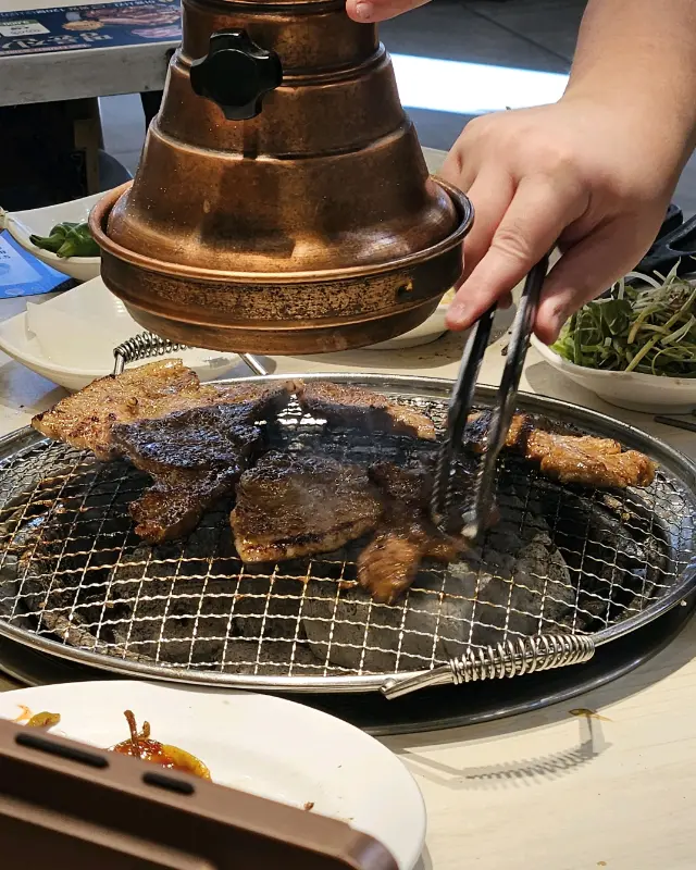 전문가의 손길로 구워지는 갈비