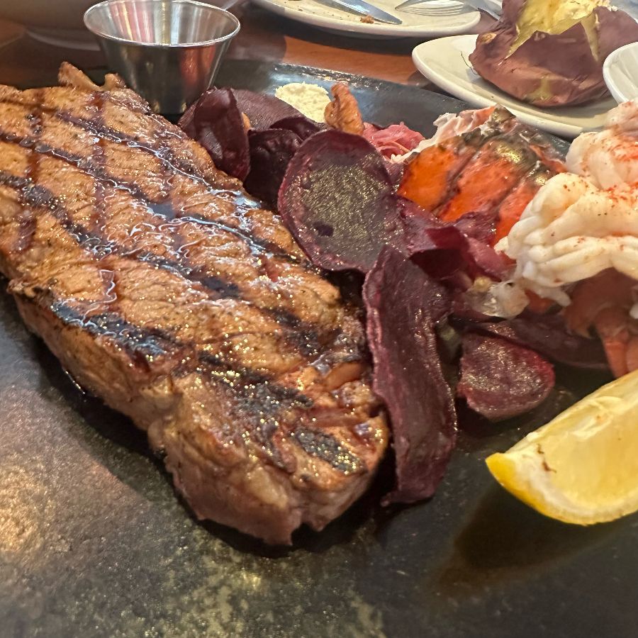 미디엄 레어로 구워진 스테이크와 구운 야채