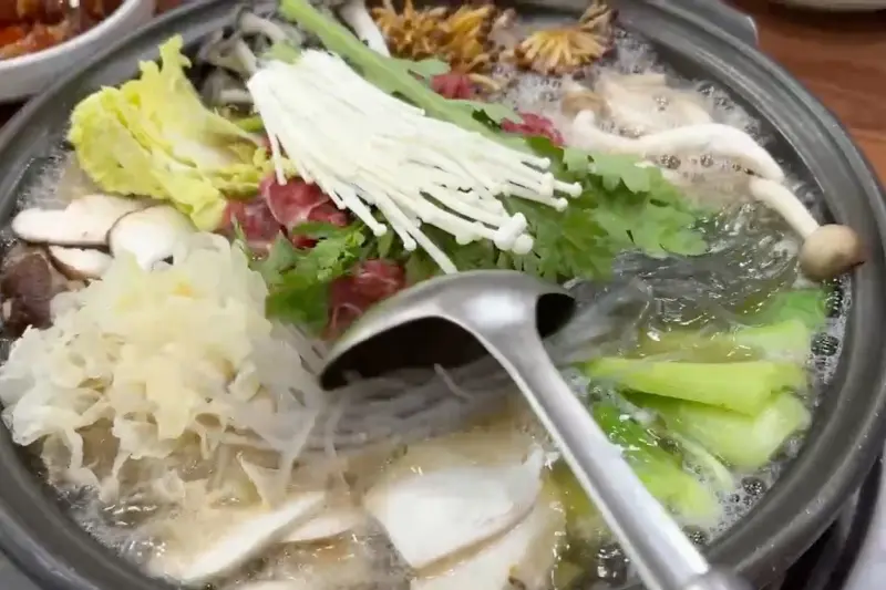 다양한 종류의 버섯과 소고기가 푸짐하게 들어간 버섯불고기전골