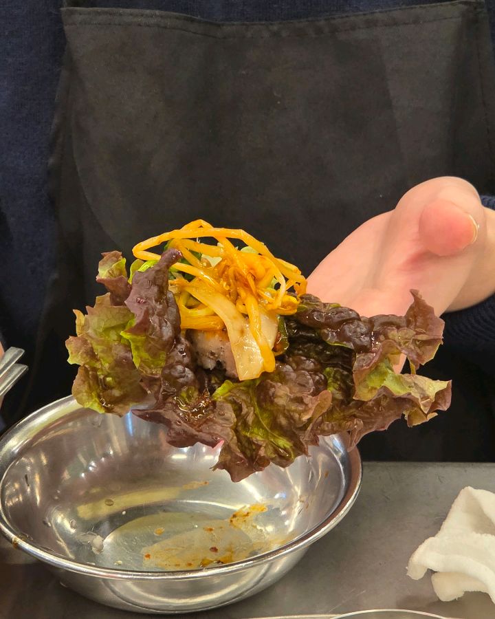 손에 들린 삼겹살 쌈