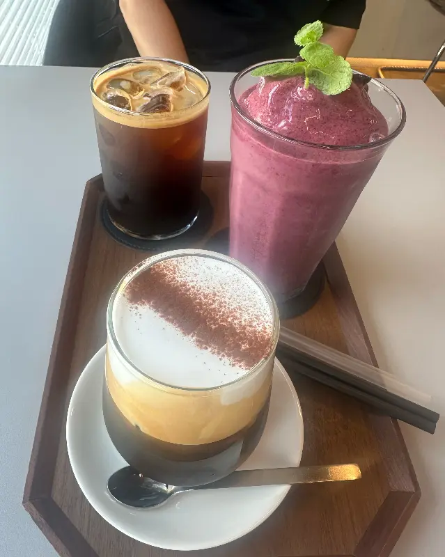 썸머라떼, 봉봉복숭아티, 아인슈페너 음료 사진