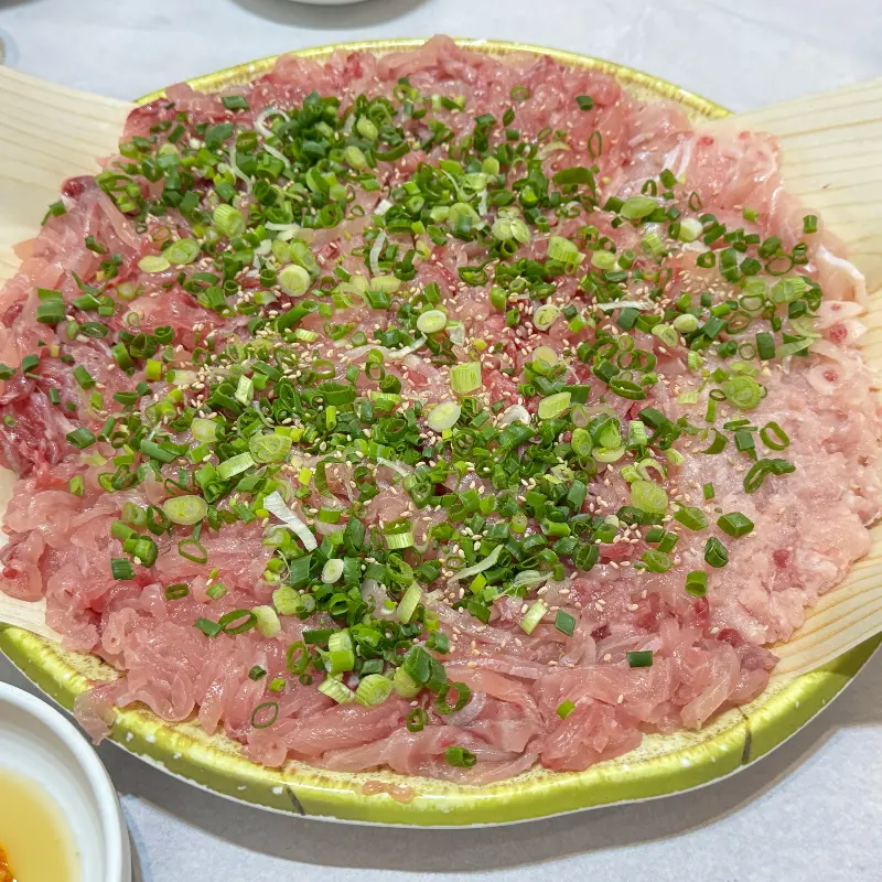 향긋한 쪽파와 깨가 듬뿍 뿌려진 향어회