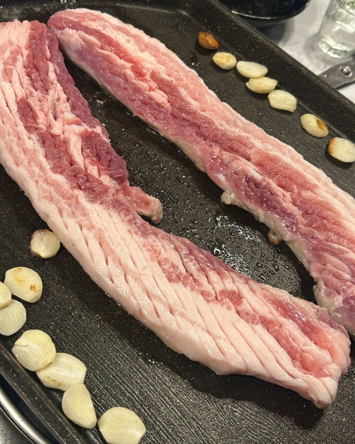 불판 위의 삼겹살