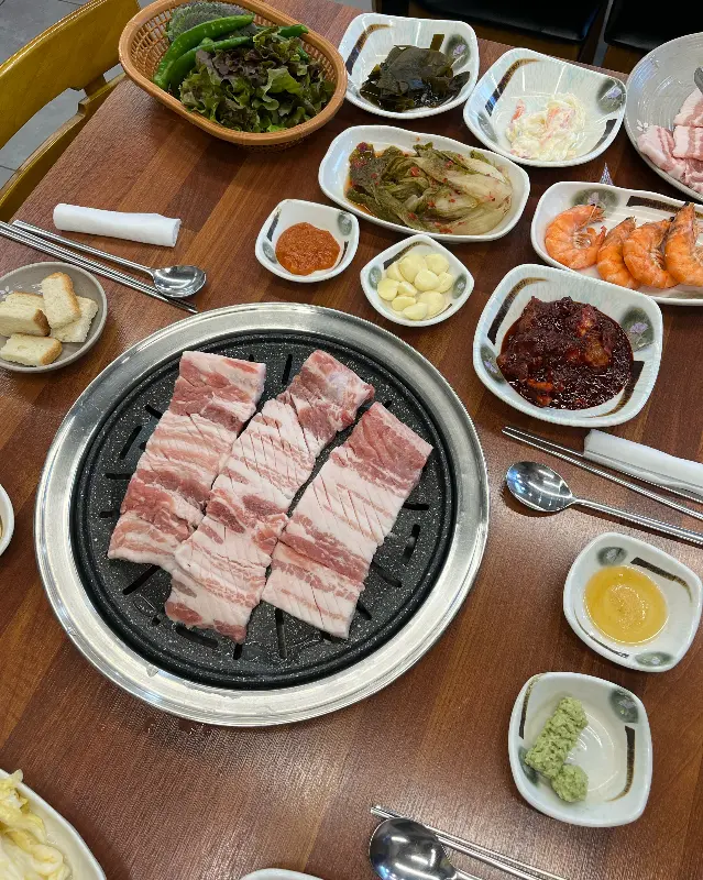 숯불 위에서 구워지는 생갈비