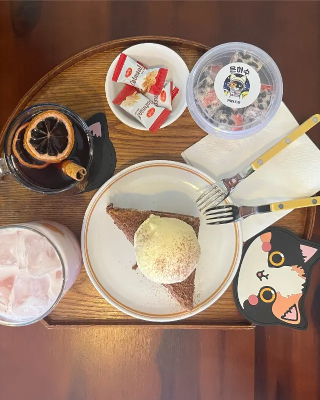 다양한 메뉴가 정갈하게 담겨져 나오는 모습