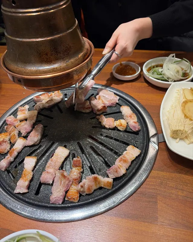 숯불 위에 익어가는 삼겹살