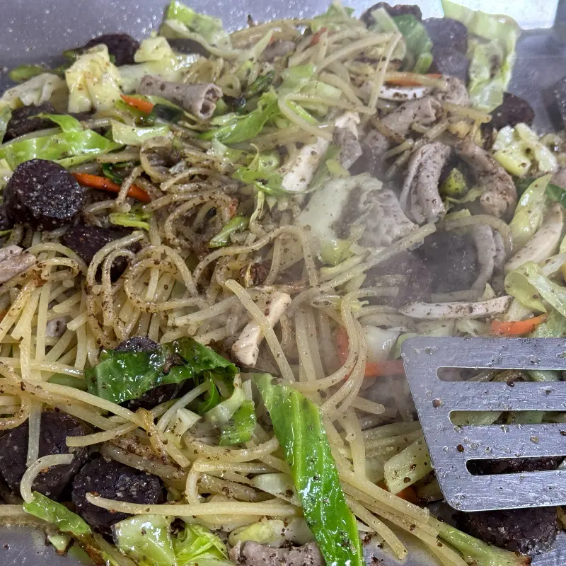 철판 위에서 맛있게 볶아지고 있는 백순대