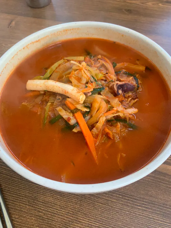 푸짐한 해산물이 들어간 짬뽕