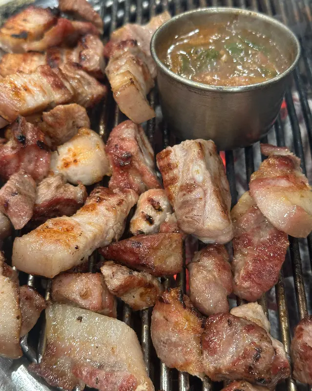 숯불 향 가득한 흑돼지 구이