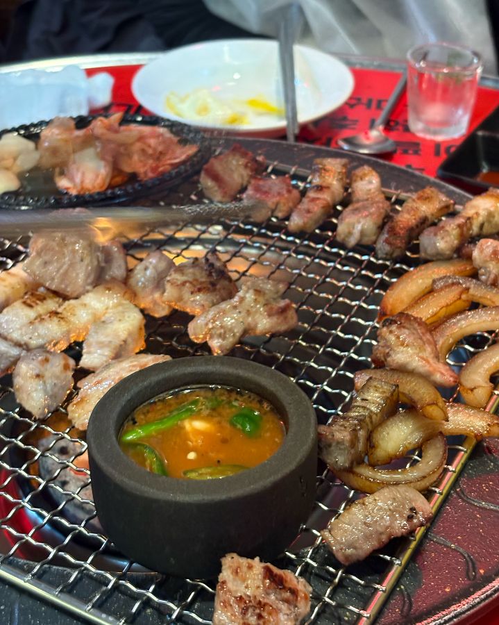 불판 위에서 노릇하게 익어가는 껍데기