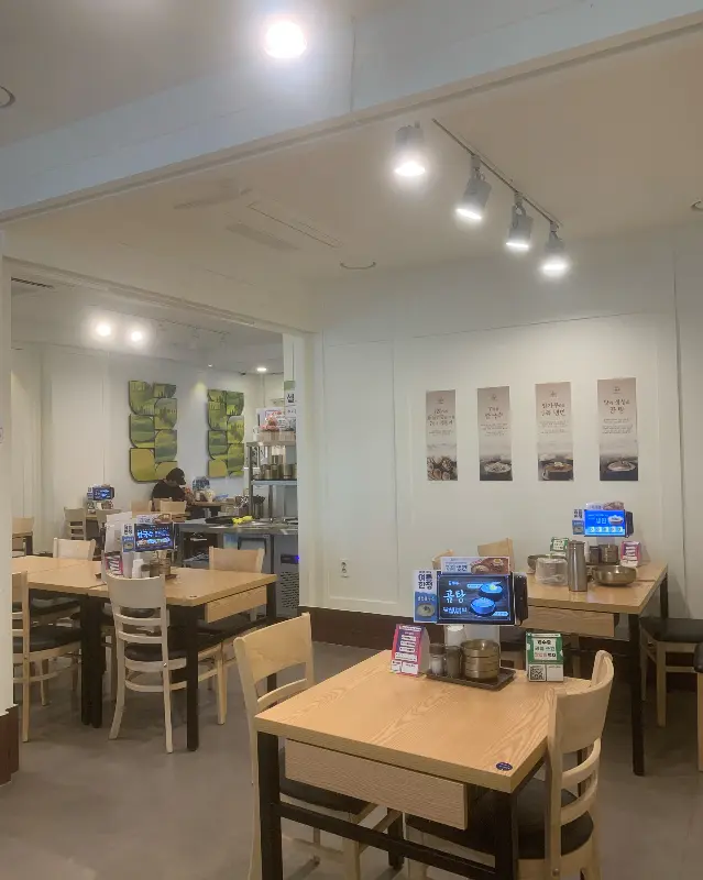 깔끔한 매장 내부