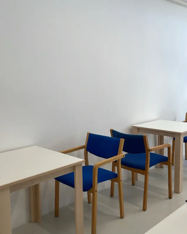 깔끔한 인테리어의 카페 내부