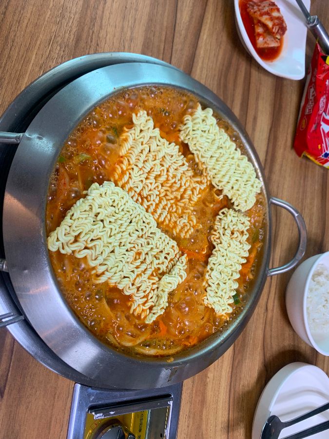 라면 사리를 넣은 부대찌개
