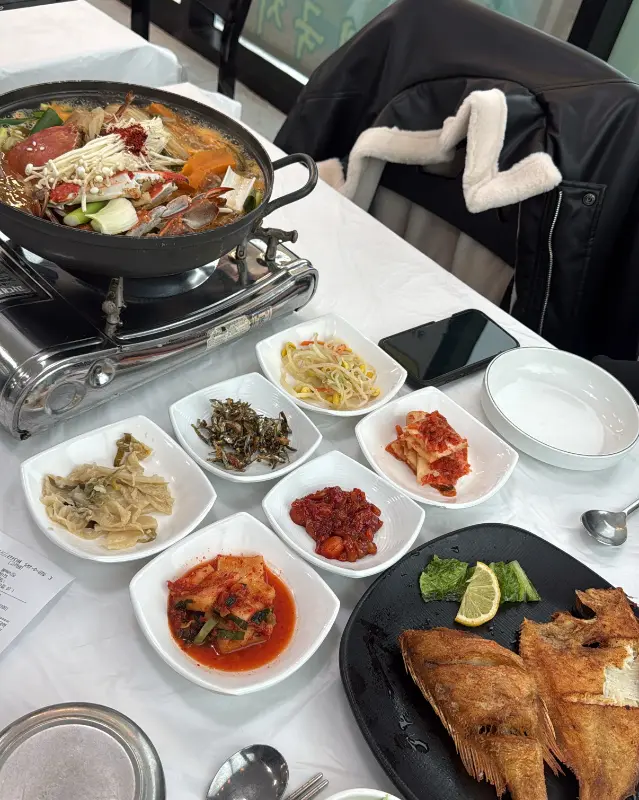 한 상 가득 차려진 게국지 세트