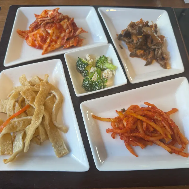 정갈하게 담긴 밑반찬