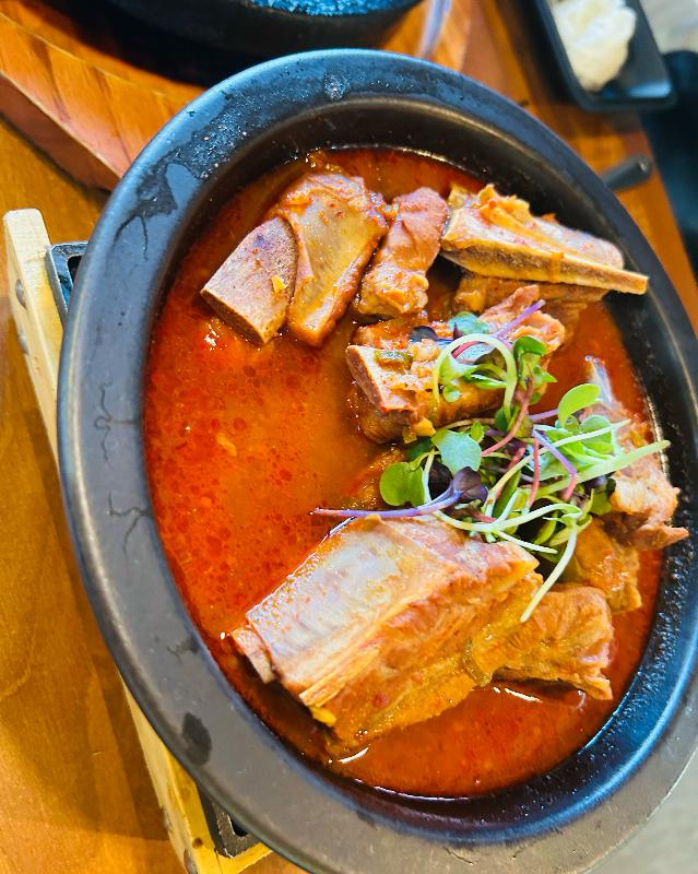 매콤한 양념이 돋보이는 갈비찜