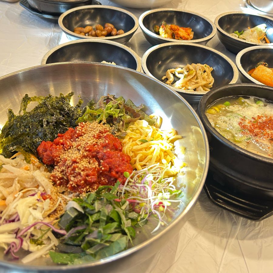 푸짐한 육회비빔밥