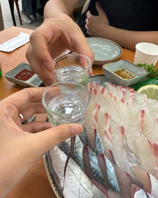 술잔을 기울이는 모습