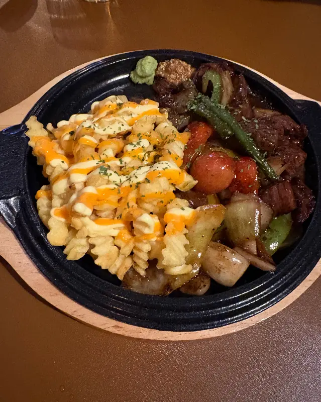 찹스테이크와 감자튀김이 함께 있는 메뉴