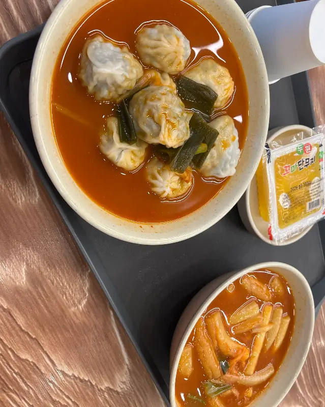 깔끔하게 비워진 쟁반