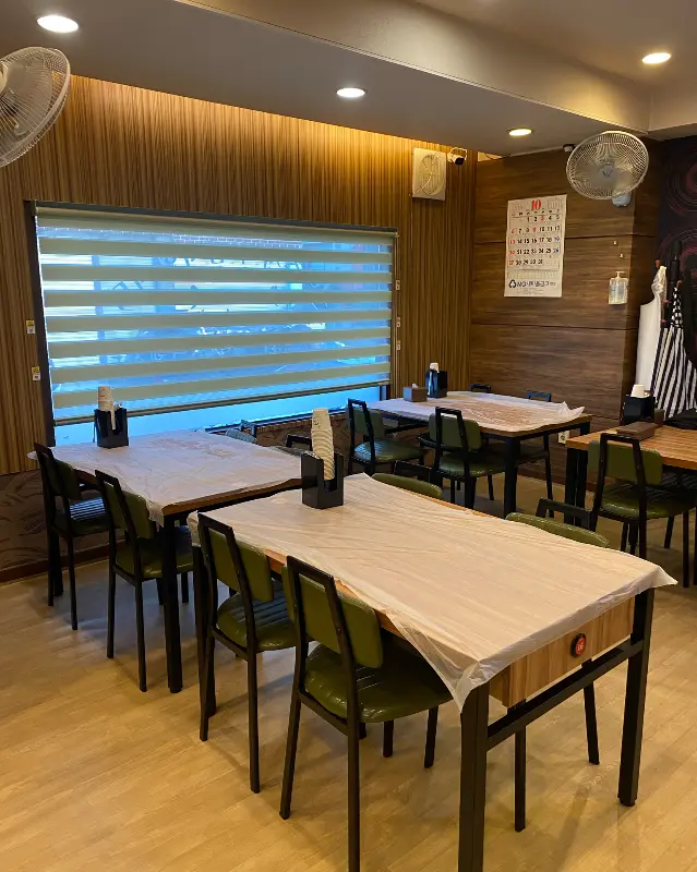 게딱지에 밥을 비벼 먹는 모습